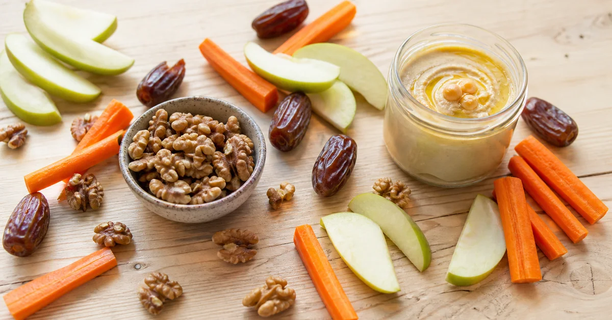 Gesunde Snacks: Nüsse, Obst und Gemüsesticks